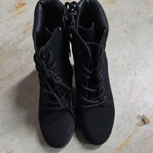 Rouge Helium Black Lace-Up Boots‎